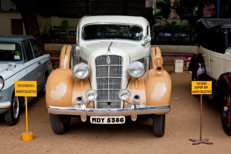 Téléchargez les photos : CHENNAI - INDE - 24 JUILLET 2011 : Plymouth PJ 1935 (voiture vintage rétro) sur le Heritage Car Rally 2011 du Madras Heritage Motoring Club à Egmore le 24 juillet 2011 à Chennai, Inde - en image libre de droit