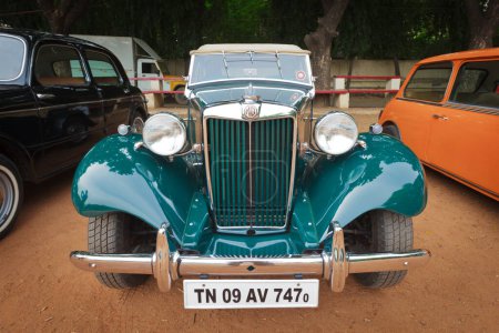 Téléchargez les photos : CHENNAI - INDE - 24 JUILLET 2011 : MG (voiture vintage rétro) sur le Heritage Car Rally 2011 du Madras Heritage Motoring Club à Egmore le 24 juillet 2011 à Chennai, Inde - en image libre de droit