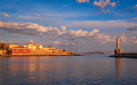 Foto de Panorama del pintoresco puerto antiguo de Chania es uno de los puntos de referencia y destinos turísticos de la isla de Creta por la mañana al amanecer. Chania, Creta, Grecia - Imagen libre de derechos