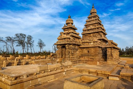 Foto de Famoso monumento de Tamil Nadu - Templo Shore, patrimonio de la humanidad en Mahabalipuram, Tamil Nadu, India - Imagen libre de derechos