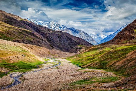 Foto de Paisaje del Himalaya en las montañas del Himalaya en el valle de Spiti, Himachal Pradesh, India - Imagen libre de derechos
