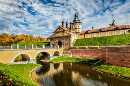 Foto de La atracción turística bielorrusa Castillo de Nesvizh - castillo medieval en otoño. Nesvizh, Belarús - Imagen libre de derechos