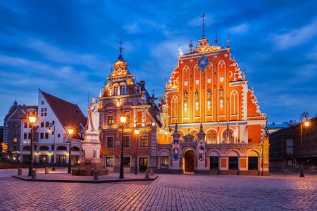 Téléchargez les photos : Place de l'Hôtel de Ville de Riga, Maison des Têtes Noires et Statue de Saint Roland illuminée au crépuscule, Riga, Lettonie - en image libre de droit