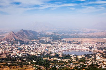 Foto de Ciudad Santa Vista aérea de Pushkar desde el templo Savitri. Rajastán, India - Imagen libre de derechos