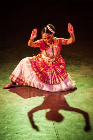 Foto de CHENNAI, INDIA - 12 DE DICIEMBRE DE 2009: Danza Mohiniattam interpretada por una exponente femenina en Chennai, India. Mohiniattam es una forma clásica de danza india originaria del estado de Kerala. - Imagen libre de derechos