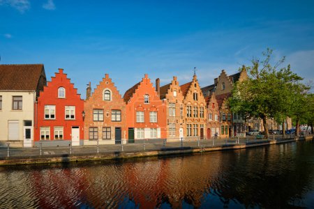 Foto de Típico paisaje urbano belga Europa concepto turístico - canal y casas antiguas al atardecer. Brujas (Brujas), Bélgica - Imagen libre de derechos
