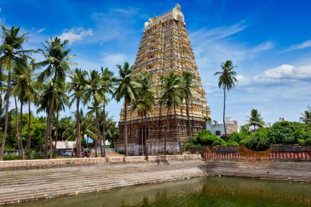 gopura (Turm) und Tempeltank des Lords bhakthavatsaleswarar Tempel. von Pallava-Königen im 6. Jahrhundert erbaut. thirukalukundram (thirukkazhukundram) in der Nähe von chengalpet. tamil nadu, indien