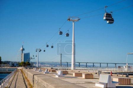 Téléphérique à Lisbonne dans le Parc des Nations Parque des Nacoes avec pont Vasco da Gama. Lisbonne, Portugal