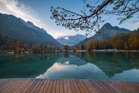 Jezioro Jasneńskie z pięknymi odbiciami gór i drewnianym molo. Park Narodowy Triglav, Słowenia