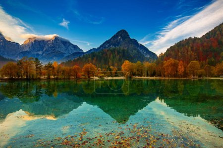 Foto de Lago Jasna con hermosos reflejos de las montañas. Parque Nacional de Triglav, Eslovenia - Imagen libre de derechos