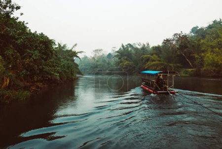 Foto de Temprano en la mañana en el río Kwai en Tailandia con balsa de madera, viaje concepto turístico al aire libre - Imagen libre de derechos