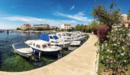 Küstenort Petrcane in Dalmatien, Kroatien mit blauem Meerwasser und Yachten, Reiseziel touristischer Hintergrund