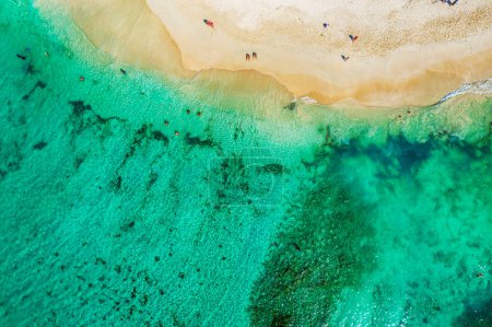 Téléchargez les photos : Belle plage des Caraïbes en République dominicaine. Vue aérienne abstraite du paysage tropical idyllique de l'été avec de petites figures de personnes, la côte de la mer et le sable blanc - en image libre de droit
