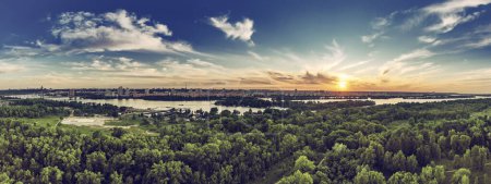 Ländlicher Sommersonnenuntergang in Kiew mit dem Fluss Dnipro und dramatischen bunten Himmel, natürlichem Hintergrund, Luftaufnahme. Erstaunliches saisonales Landschaftspanorama