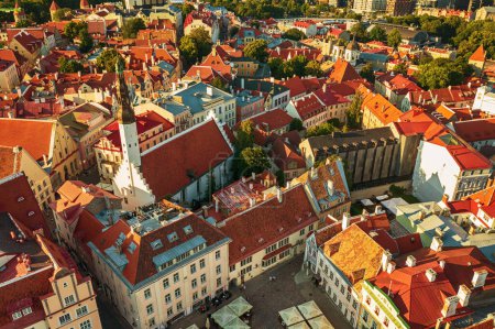 Téléchargez les photos : Vue Aérienne De La Vieille Ville De Tallinn. Vue d'en haut sur la partie centrale de la capitale estonienne. Concept de destination voyage - en image libre de droit