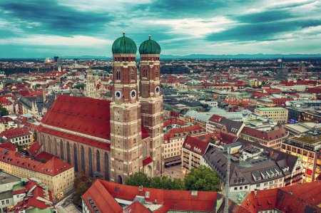 Foto de El famoso Frauenkirche en Munich, Alemania. Vista desde arriba al famoso destino turístico - Imagen libre de derechos