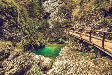 Foto de El famoso cañón del cañón de Vintgar con camino de madera, Bled, Parque Nacional Triglav, Eslovenia, Europa en otoño - Imagen libre de derechos