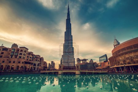 Téléchargez les photos : Burj Khalifa à Dubaï, Émirats arabes unis. Le plus haut gratte-ciel du monde, attraction touristique avec piscine bleue au premier plan - en image libre de droit