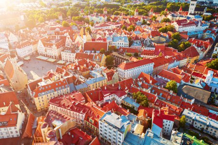 Téléchargez les photos : Vue Aérienne De La Vieille Ville De Tallinn. Vue d'en haut sur la partie centrale de la capitale estonienne. Concept de destination voyage - en image libre de droit