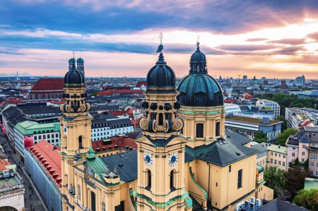 Téléchargez les photos : Vue aérienne de Munich sur l'église théatine de St. Cajetan Theatinerkirche St. Kajetan, Munich, Bavière, Allemagne en journée - en image libre de droit