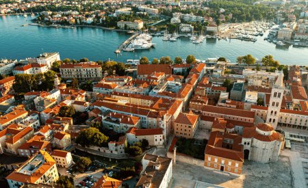 Foto de Vista superior del casco antiguo de Zadar y el mar. Zadar, Croacia. Destinos de viajes fondo vacacional. Vista desde arriba. - Imagen libre de derechos