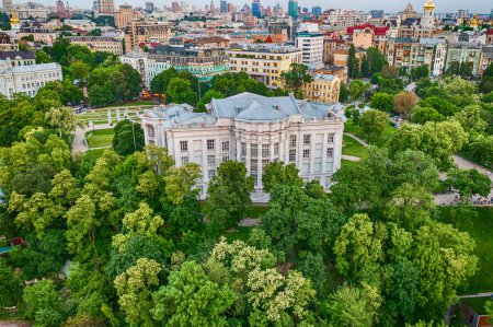 Vista aérea del Museo Histórico en Kiev, Ucrania al atardecer. Fondo de destino de viaje