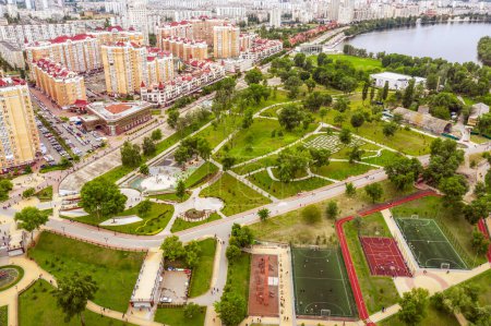 Foto de Vista aérea del verde Parque Natalka en el área de Obolon en la ciudad de Kiev, Ucrania. Flying drone cámara de tiro
. - Imagen libre de derechos