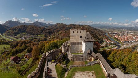 Téléchargez les photos : Ancien château médiéval dans la ville de Celje, Slovénie. Voyagez en plein air arrière-plan touristique avec vue panoramique étonnante automne - en image libre de droit
