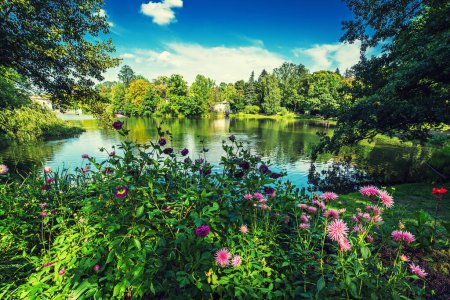 Lazienki Park - Der Park der Königlichen Bäder ist der größte Park in Warschau, Polen. Schöner See mit Blumen.