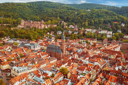 Luftaufnahme des Wahrzeichens und der schönen Stadt Heidelberg, Deutschland. Heidelberg Stadt mit der berühmten Karl-Theodor-Brücke und dem Heidelberger Schloss.