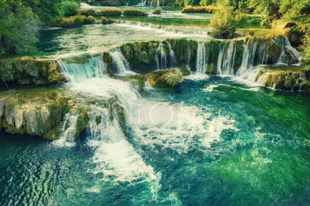 Erstaunliche Wasserfälle im Nationalpark Krka in Kroatien, schöne Landschaft, Reiseattraktion, touristisches Sommerkonzept