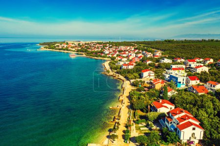 Luftaufnahme von Petrcane, Kroatien. Touristischer Hintergrund mit blauem Meer, Küste und roten Dächern. Zadar Riviera, Dalmacia