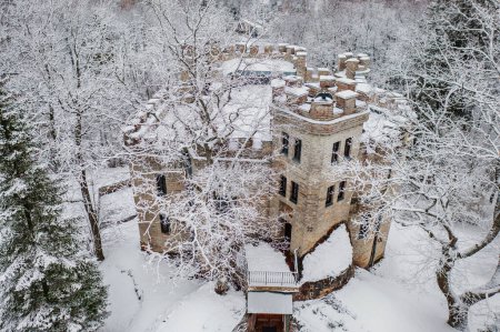 Altes Schloss im Park von Glen. Tallinn, Estland. Saisonale Winterlandschaft. Blick von oben