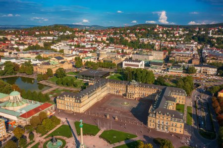 Luftaufnahme des berühmten Schlossplatzes in der Innenstadt von Stuttgart, Deutschland, Reisehintergrund