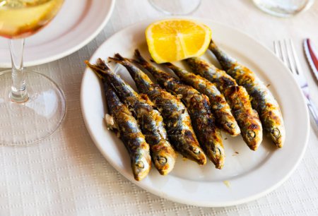 Espeto de sardinas, célèbre plat de la Costa del Sol, sardines grillées au charbon de bois servies avec une tranche de citron