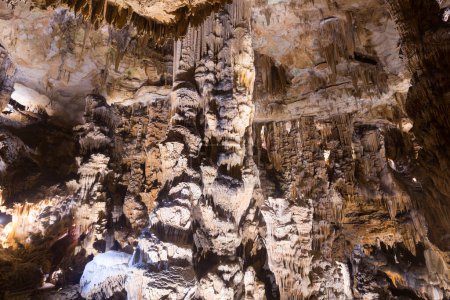 Innenansicht der Grotte des Demoiselles, große Höhle im südfranzösischen Herault-Tal