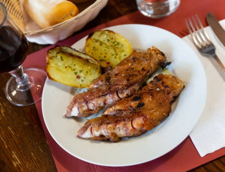 Juste cuit porc trotter servi sur la table avec des morceaux de service.