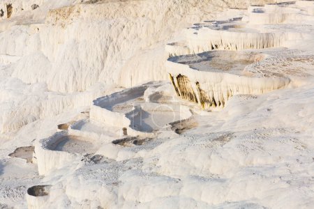 Spitzen-weiße Travertin-Formationen an heißen Quellen der Baumwollburg von Pamukkale an einem sonnigen Tag, Türkei