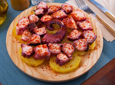 Krake galicisches Gericht mit Paprika. Hochwertiges Foto