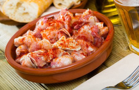 Orejas de cerdo - spanisches Gericht. Schweineohren mit Gewürz