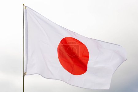 Bandera de Japón ondeando contra un cielo azul
