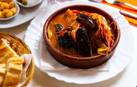Traditionelle italienische Meeresfrüchte Chowder serviert in Tonschüssel