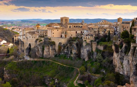 panorama de Cuenca impressionnant - ville médiévale sur les rochers, Espagne
