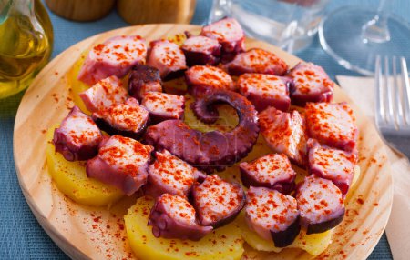 Pulpo a la gallega. Oktopus galician Gericht. Hochwertiges Foto