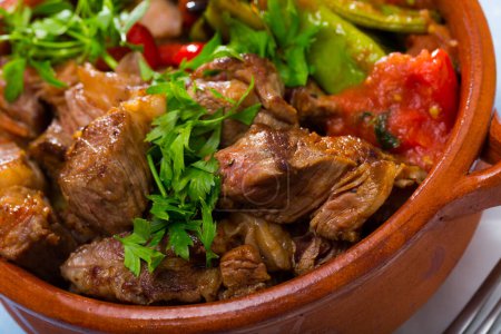 Ragoût appétissant de viande avec des légumes servis en pot d'argile