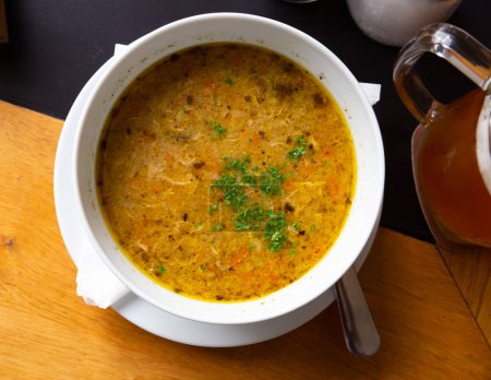 Apetitiva sopa caliente checa Polevka con verduras y huevo adornado con verduras..