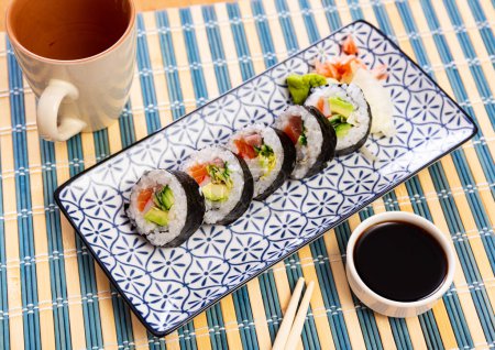 Sushi futomaki fresco con relleno de salmón, atún, aguacate, surimi y pepino