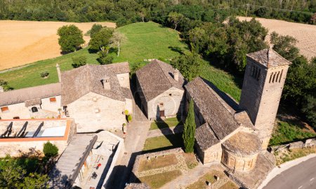 Luftaufnahme des Glockenturms und der Apsis der mozarabischen vorromanischen oder romanischen Kirche San Pedro de Larrede in der Region Serrablo. Aragon. Spanien