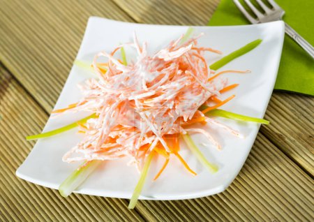 Lacto-vegetarisches Gericht. Würziger Salat aus geriebenen Karotten mit Knoblauch und frischer saurer Sahne..