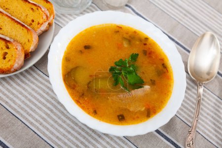 Traditionelle russische Suppe rassolnik mit Rindfleisch. Russische Küche